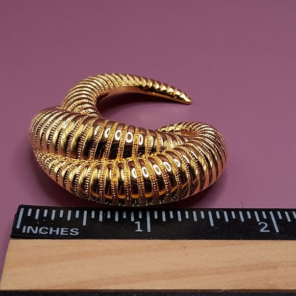 Vtg Monet Ribbed Gold Plated Swirl Crescent Brooch Pin, Mid-Century 2 3/8 Inch - Picture 8 of 9
